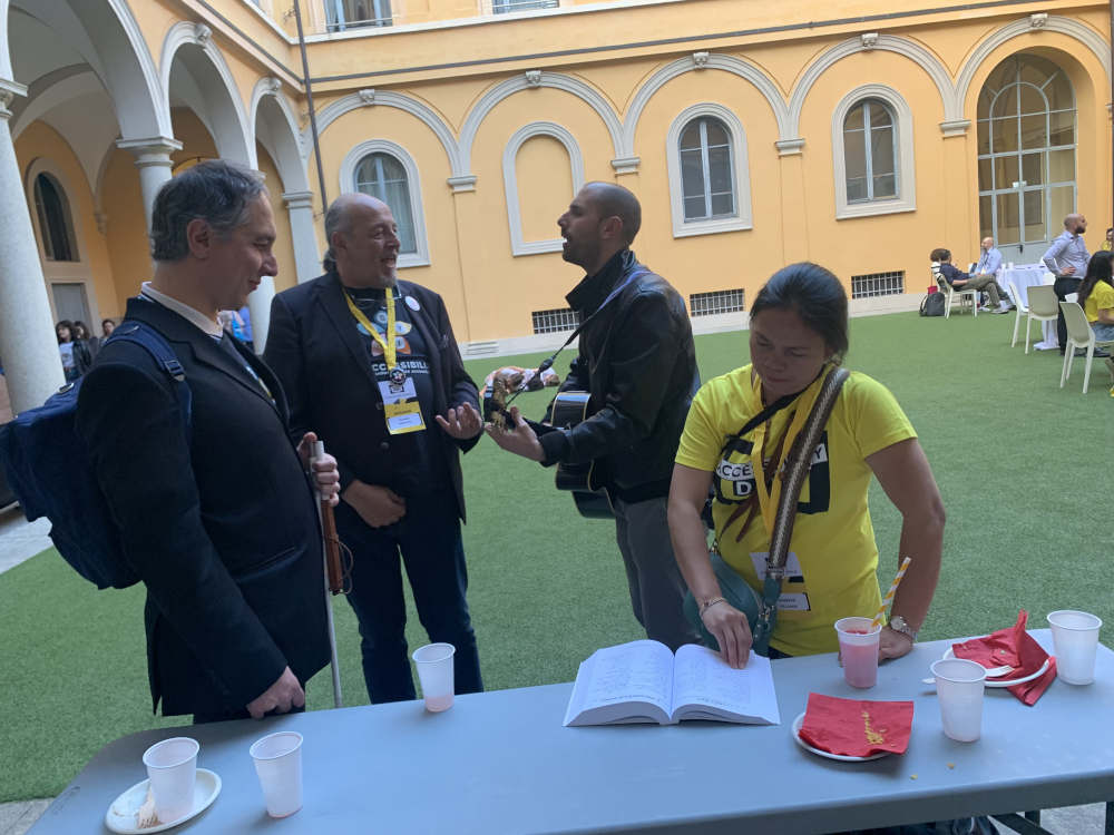 Donato, Mattia e Cristian cantano e suonano