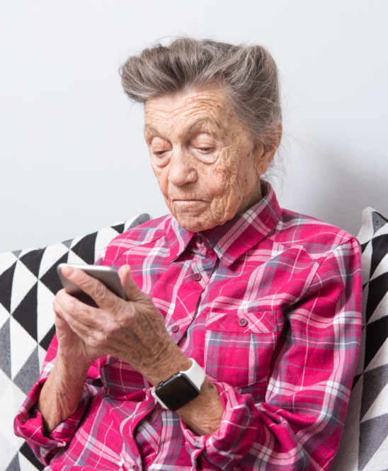 persona anziana che utilizza uno smartphone