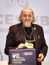 Donato-Matturro-e-la-valigetta-con-i-famosi-occhiali